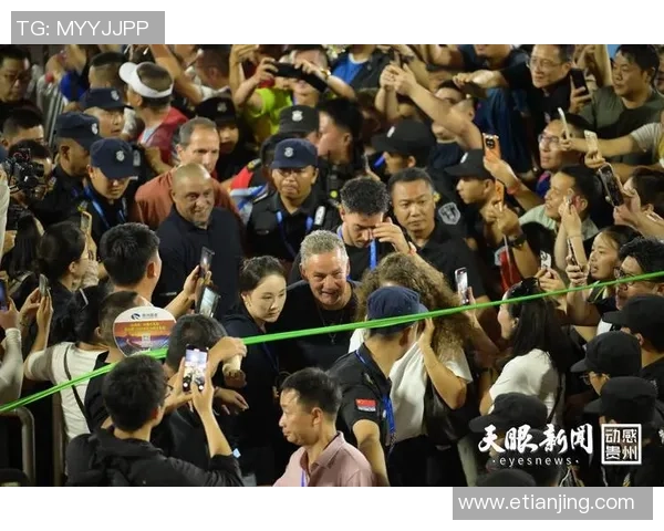 传奇足球球星汇聚一堂共襄盛举合影留念展现辉煌时代风采 传奇足球球星汇聚一堂共襄盛举合影留念展现辉煌时代风采