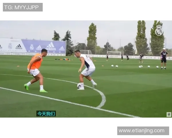 模仿足球球星经典过人动作提升个人技巧与实战应用